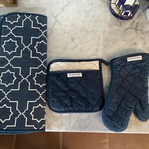 Williams Sonoma Pot Holder and Oven Mitt and matching dish drying mat